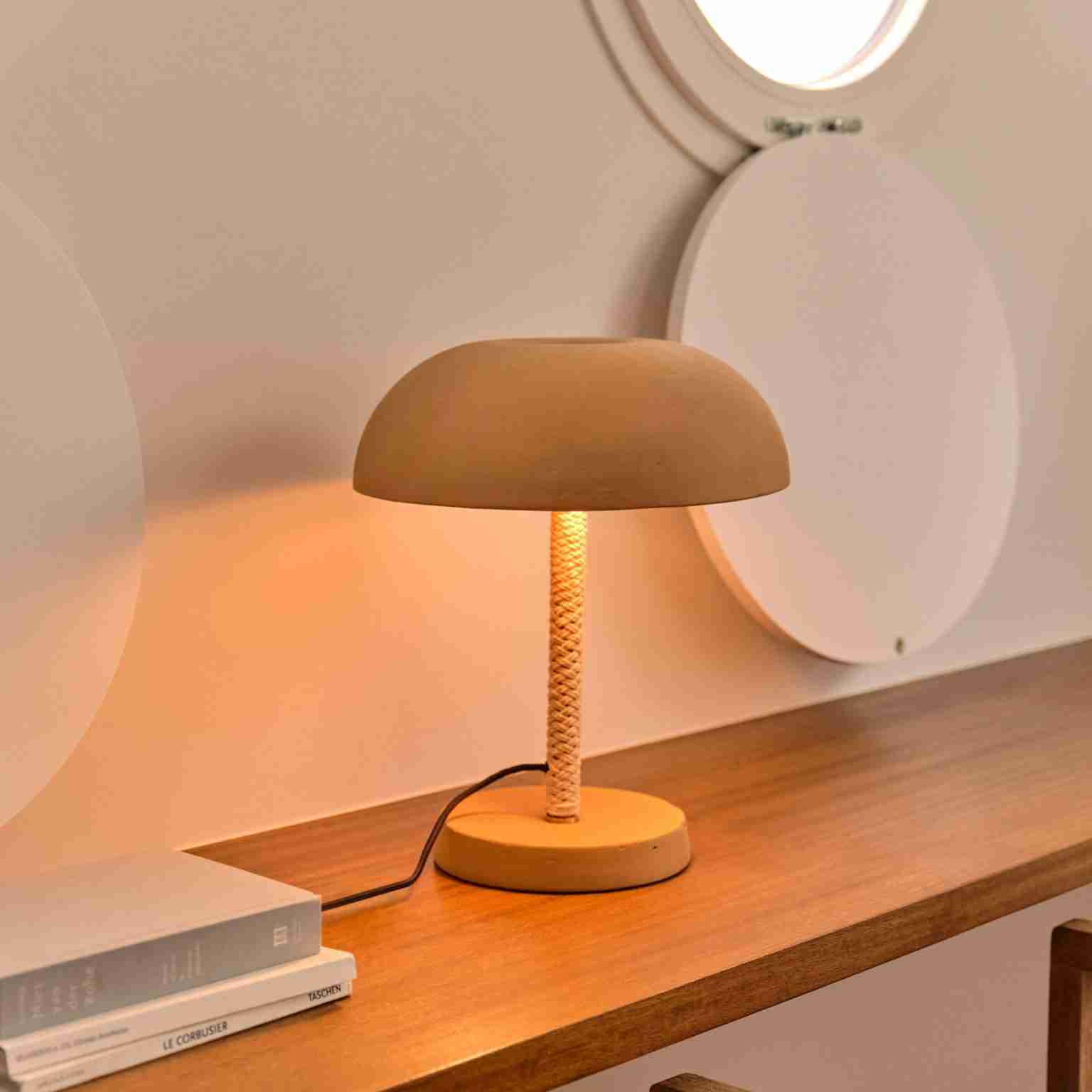 Kave Home Tafellamp Arinda Terracotta en touw - Bruin