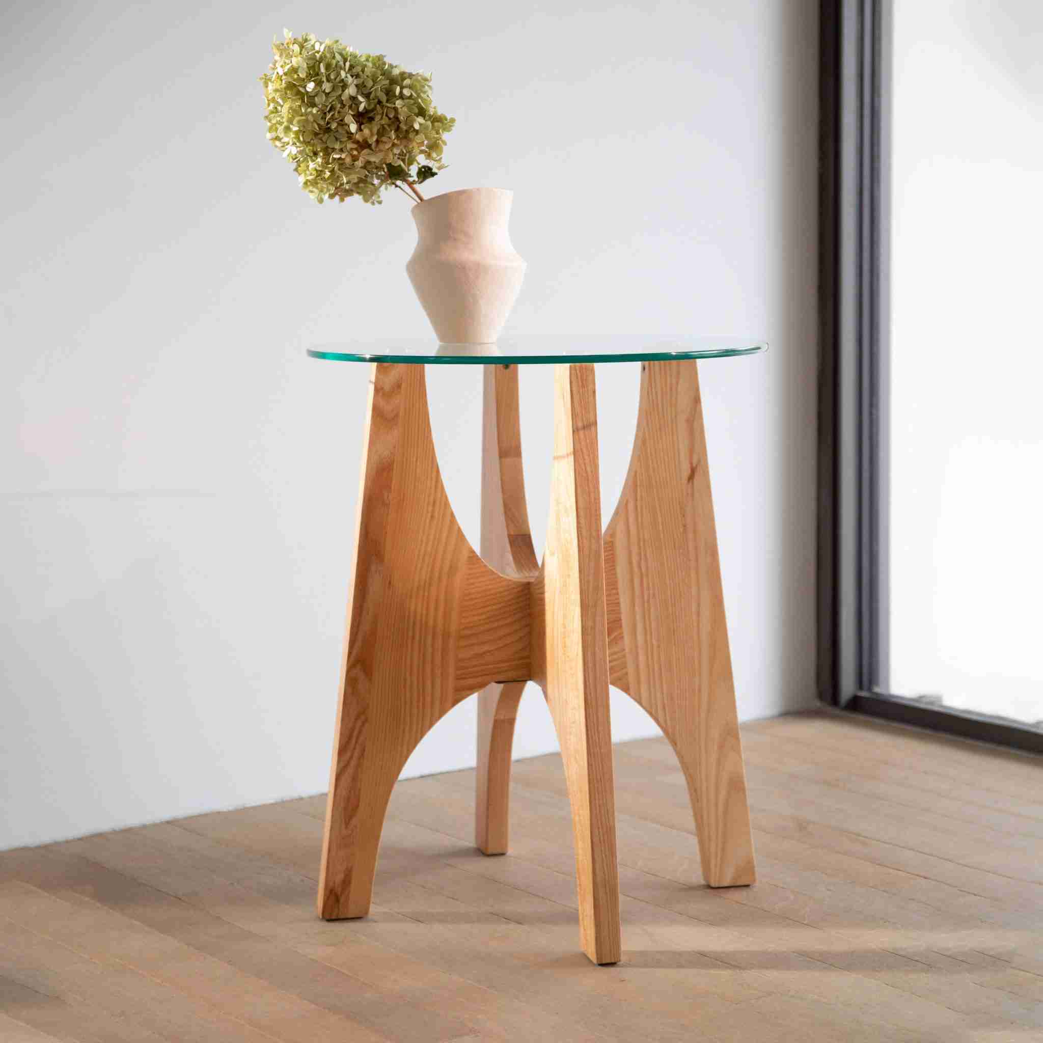 Zuiver Ronde Bijzettafel Kobe Essenhout en glas, 45cm