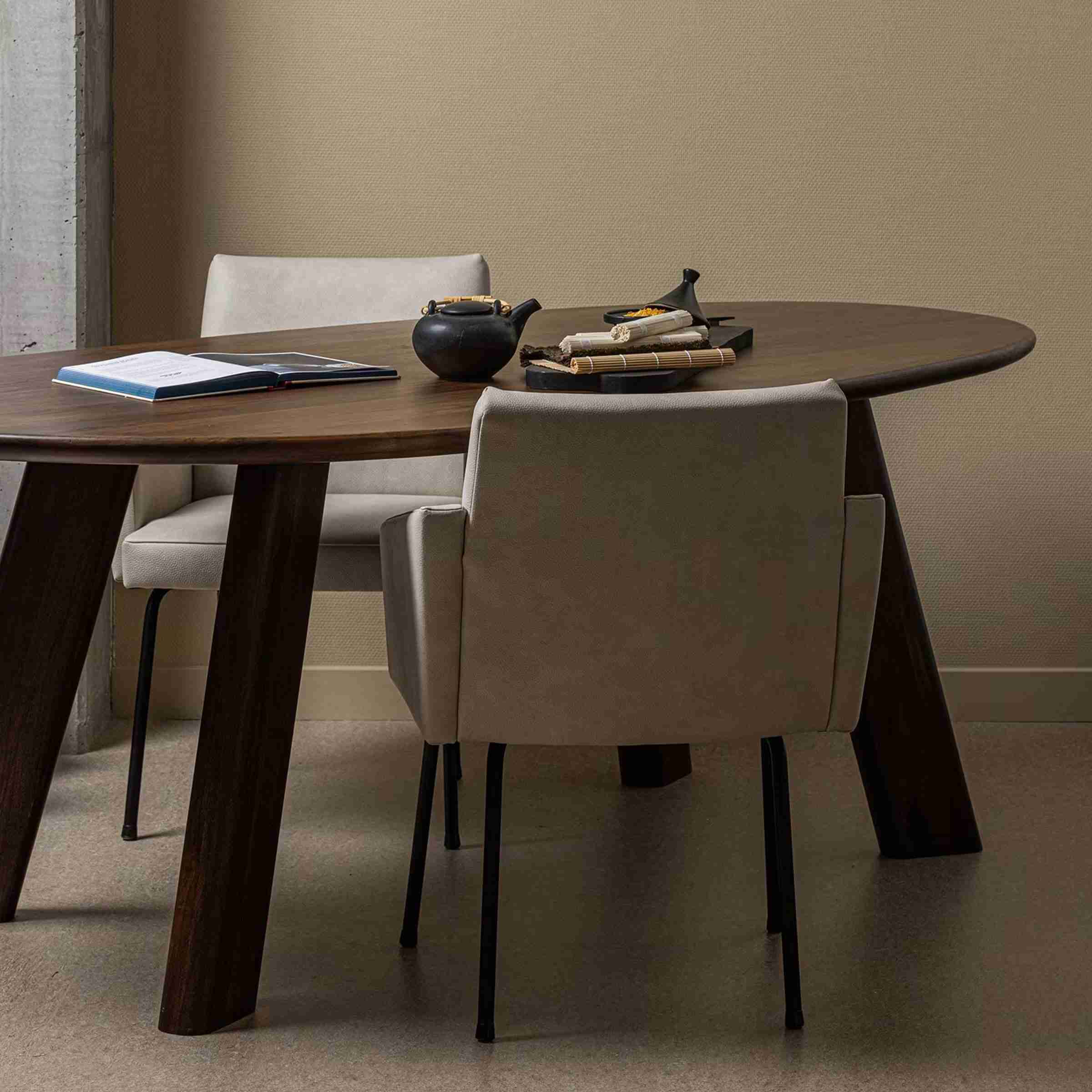 WOOOD Organische Eettafel 'Roundly' Mangohout, 160 x 110cm, kleur Walnoot