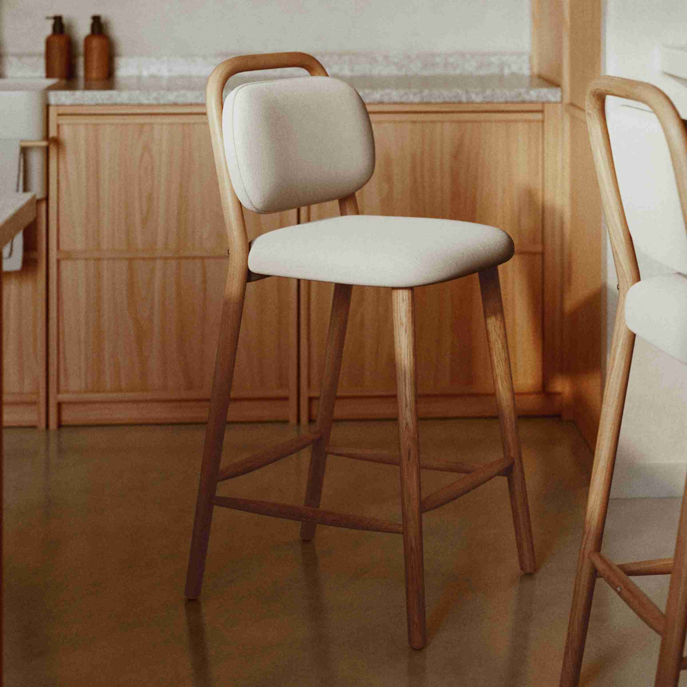 Kave Home Barkruk 'Helda' Chenille en eikenhout, kleur Beige (zithoogte 66cm)