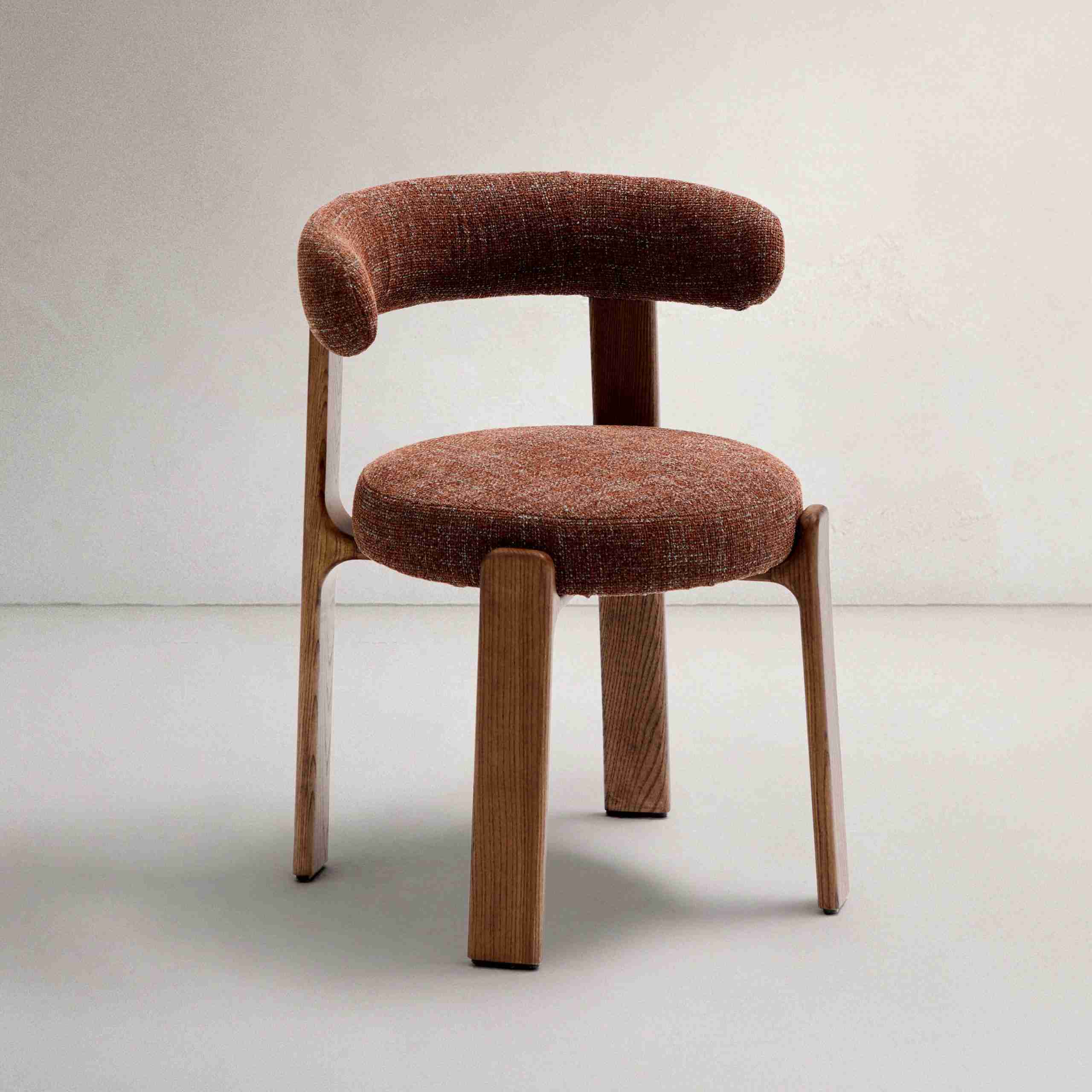 Kave Home Eetkamerstoel 'Granite' Chenille en essenhout, kleur Bruin