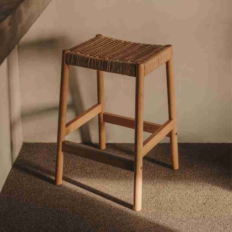 Kave Home Barkruk 'Yalia' Eikenhout, kleur Naturel (zithoogte 66cm)