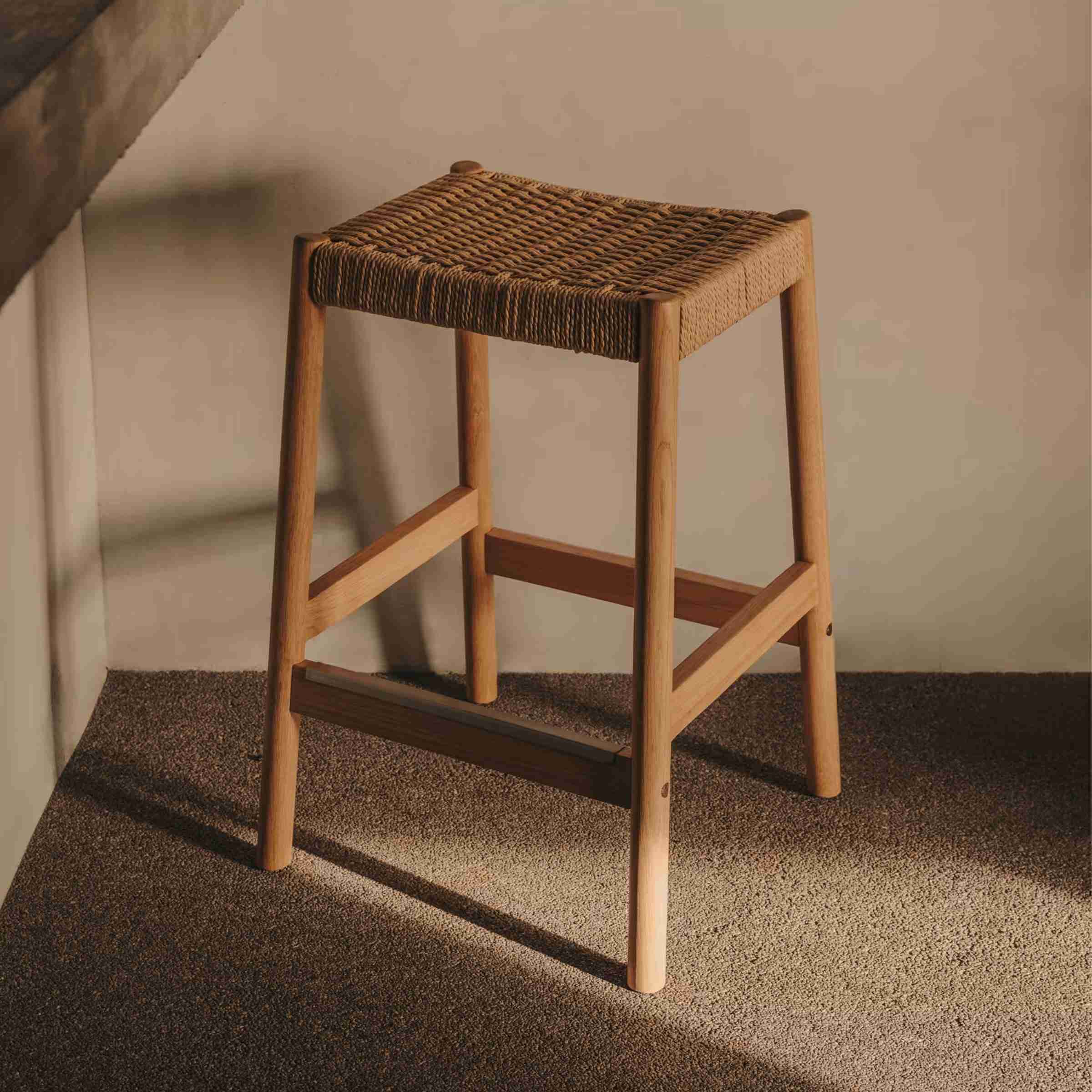 Kave Home Barkruk 'Yalia' Eikenhout, kleur Naturel (zithoogte 66cm)
