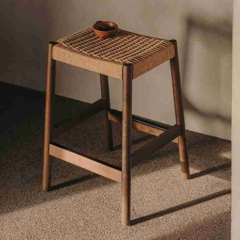 Kave Home Barkruk 'Yalia' Eikenhout, kleur Walnoot (zithoogte 66cm)