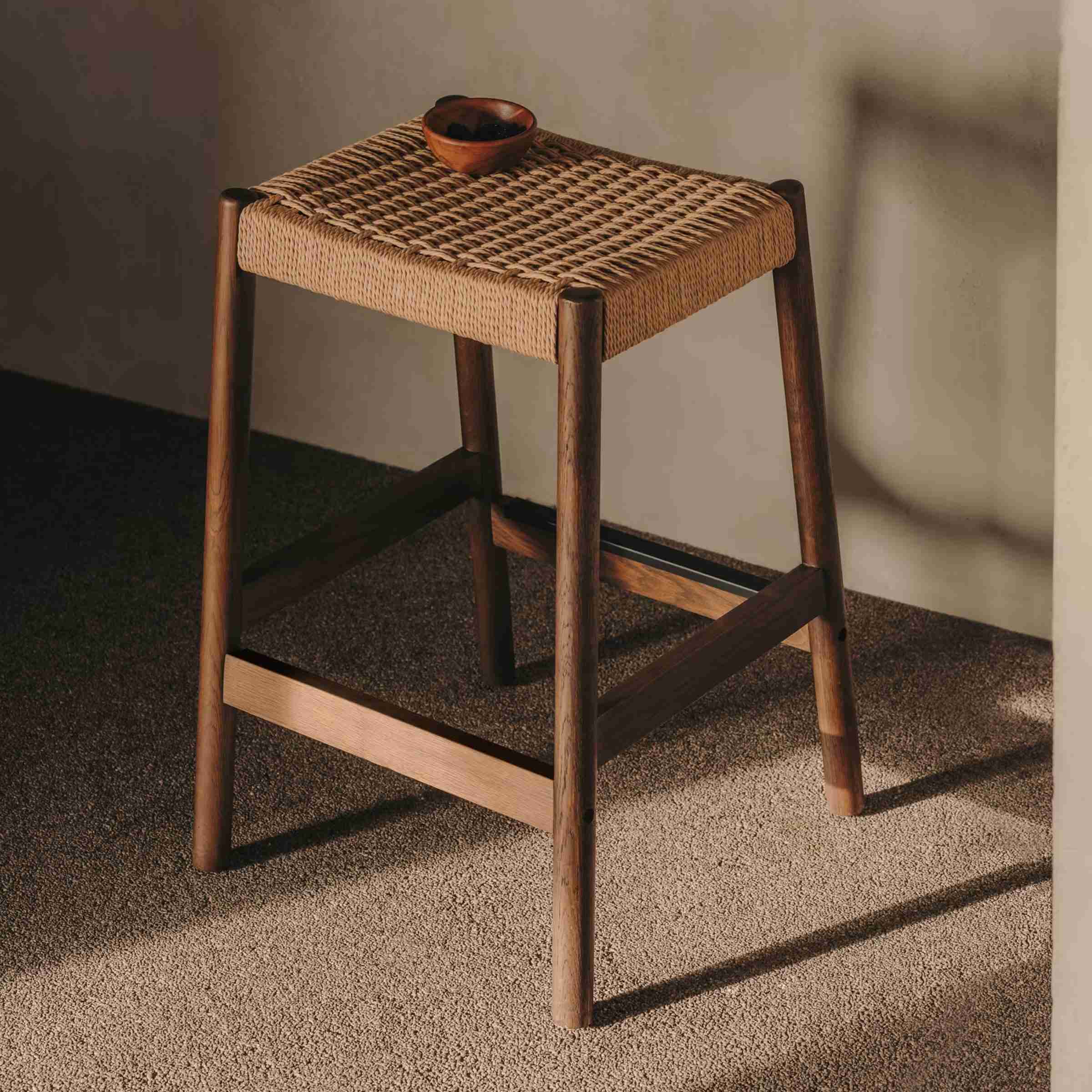 Kave Home Barkruk 'Yalia' Eikenhout, kleur Walnoot (zithoogte 66cm)