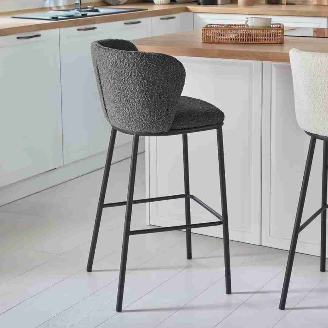 Kave Home Barstoel 'Ciselia' Chenille (zithoogte 65cm), kleur donkergrijs
