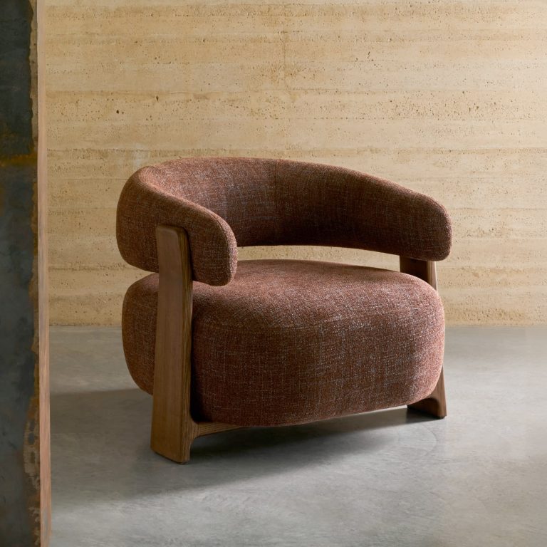 Kave Home Fauteuil 'Granite' Chenille en essenhout, kleur Bruin