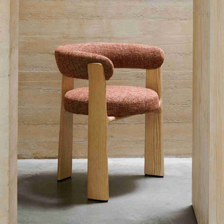Kave Home Eetkamerstoel 'Granite' Chenille en essenhout, kleur Terracotta/Naturel