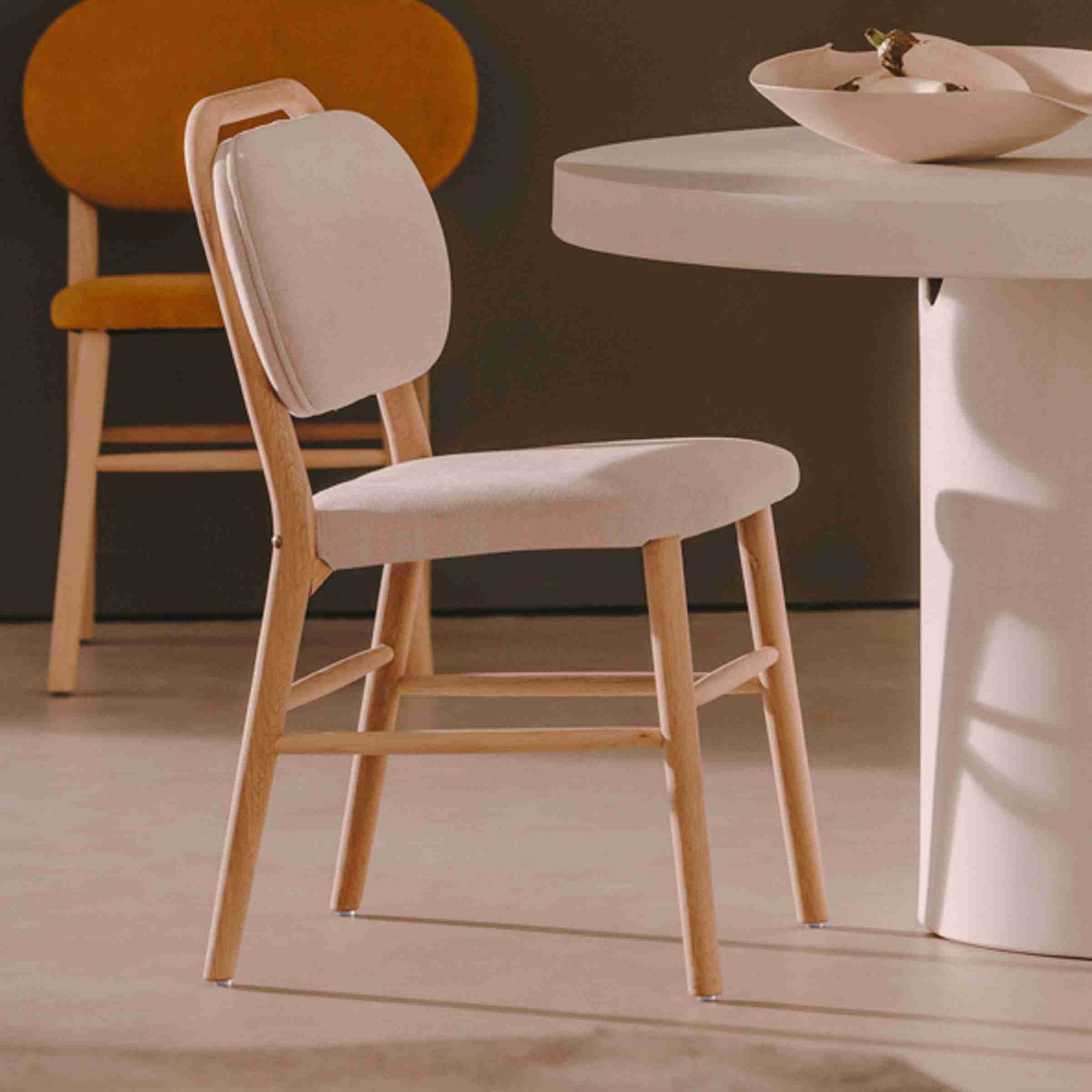 Kave Home Eetkamerstoel 'Helda' Chenille en eikenhout, kleur Beige