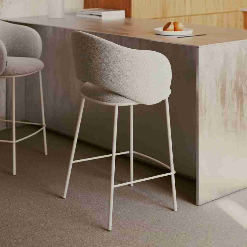 Kave Home Barkruk 'Maina' Chenille, kleur Beige (zithoogte 65cm)
