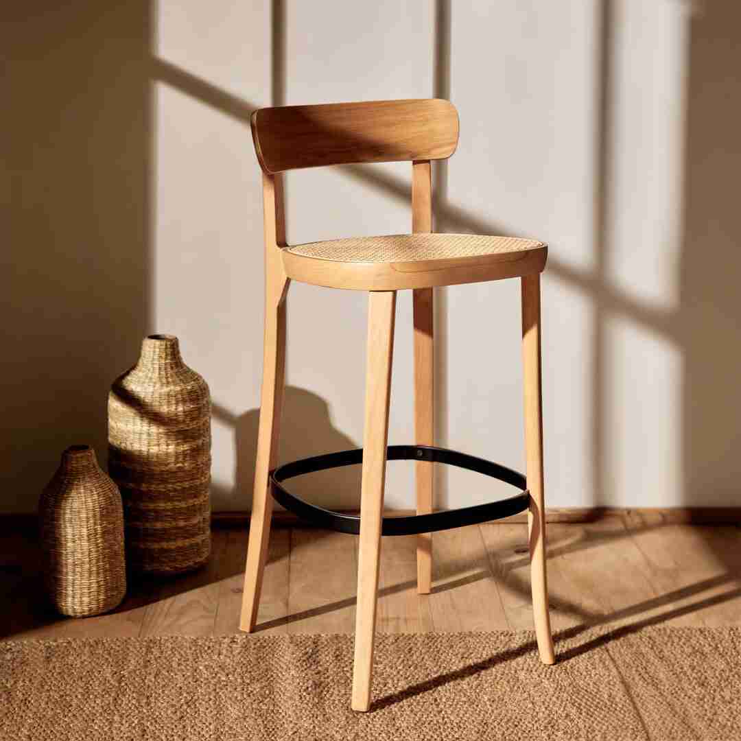 Kave Home Barkruk 'Romane' Beukenhout en rotan, kleur Naturel (zithoogte 75cm)