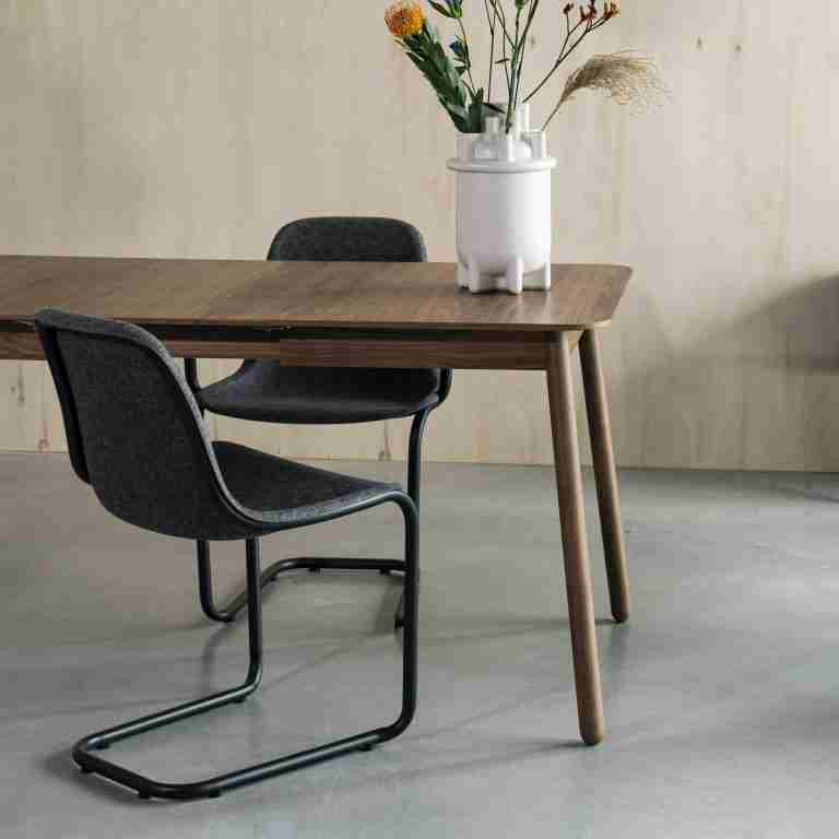 Zuiver Uitschuifbare Eettafel 'Glimps' Notenhout, kleur Bruin