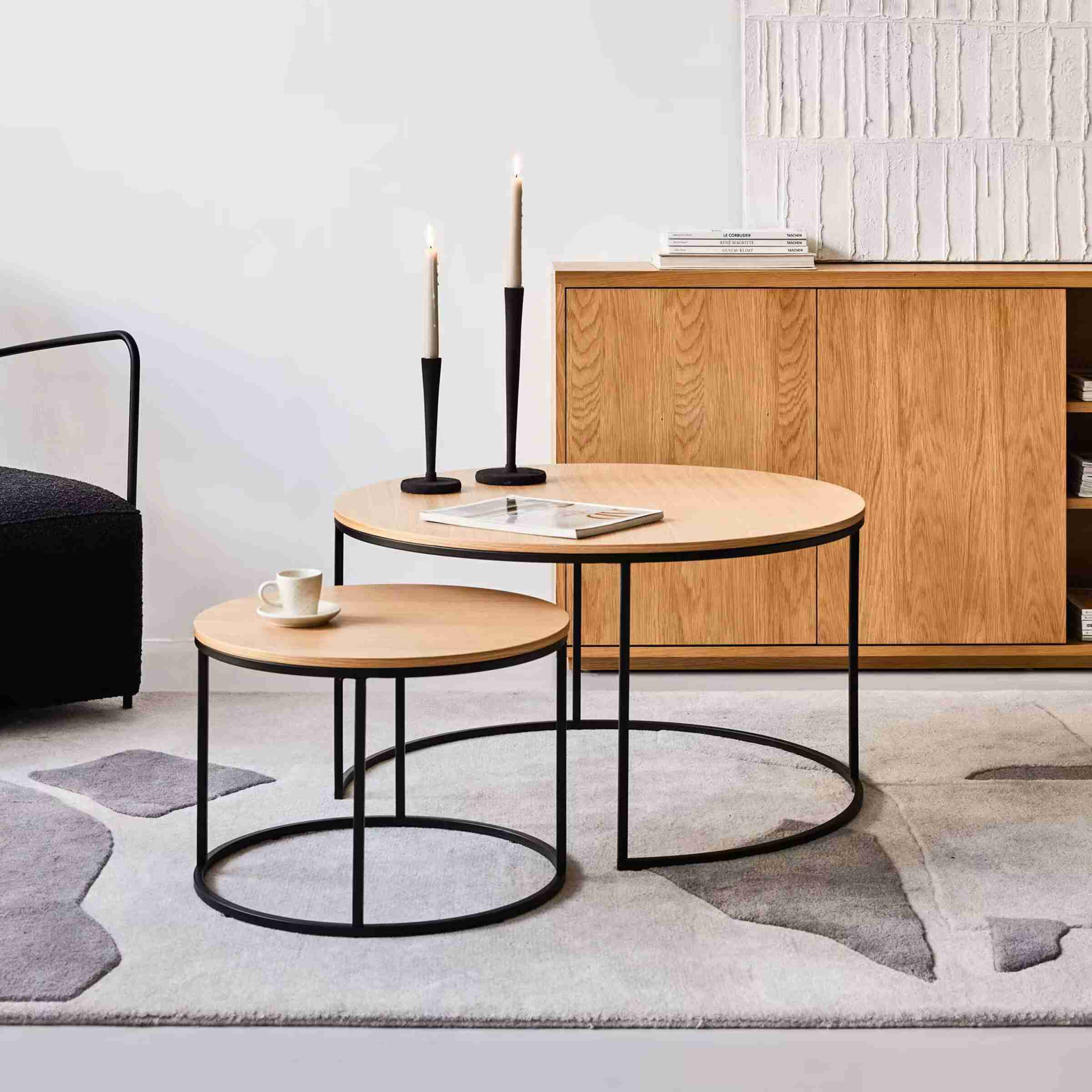 Kave Home Ronde Bijzettafel 'Yoana' Eiken en metaal, Set van 2 stuks, kleur Zwart