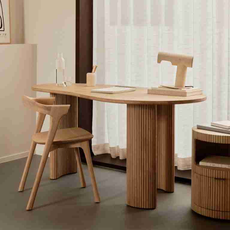 Ethnicraft Organisch Bureau Boomerang Gevernist Eikenhout, 160 x 83cm - Naturel