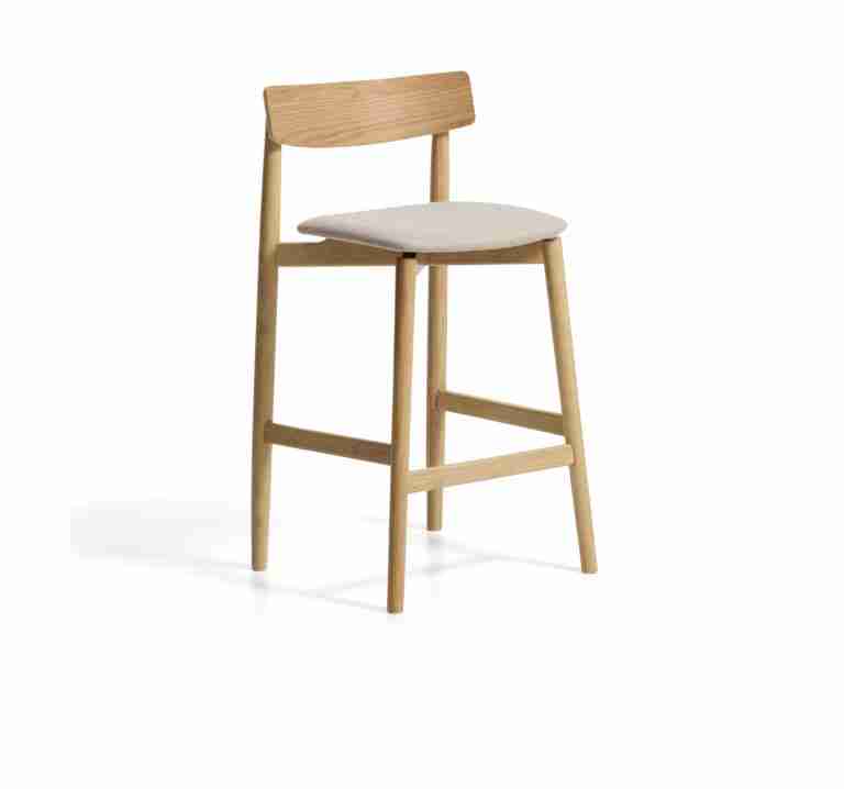 Kave Home Barkruk Evera Chenille en eiken - Beige/Naturel (zithoogte 67cm)
