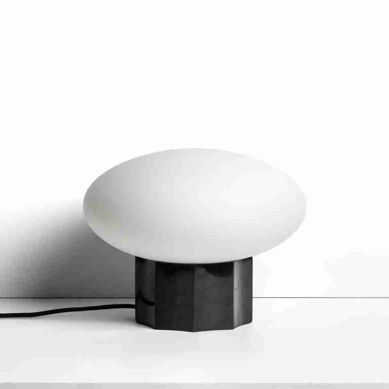 Kave Home Tafellamp Idela Glas en marmer, √ò26cm - Zwart