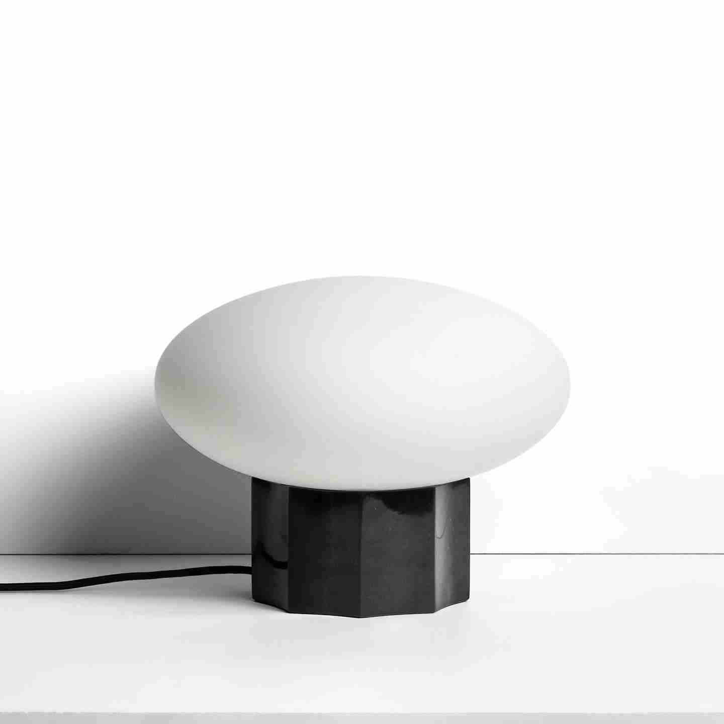 Kave Home Tafellamp Idela Glas en marmer, √ò26cm - Zwart