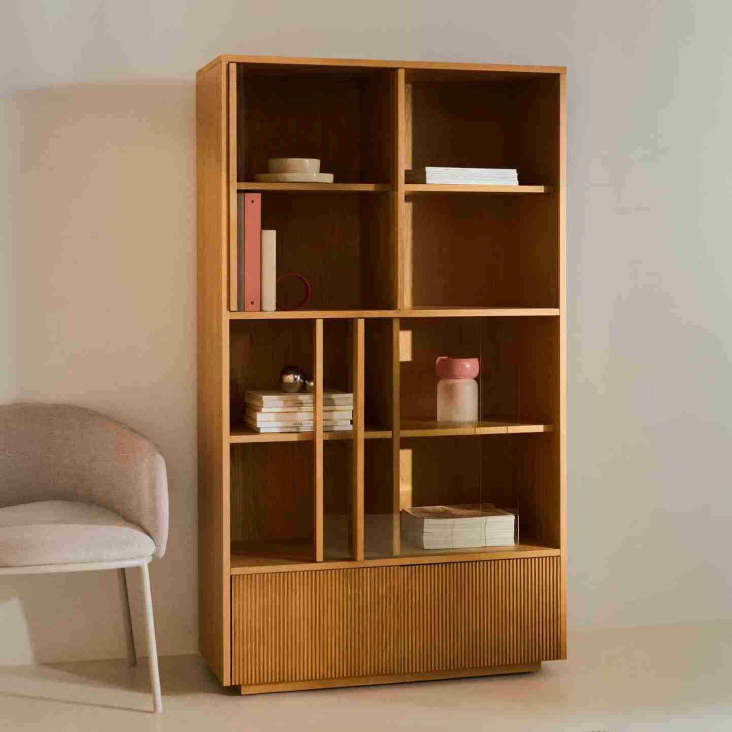 Kave Home Vitrinekast Helvine Eiken en glas, 174 x 100cm - Bruin