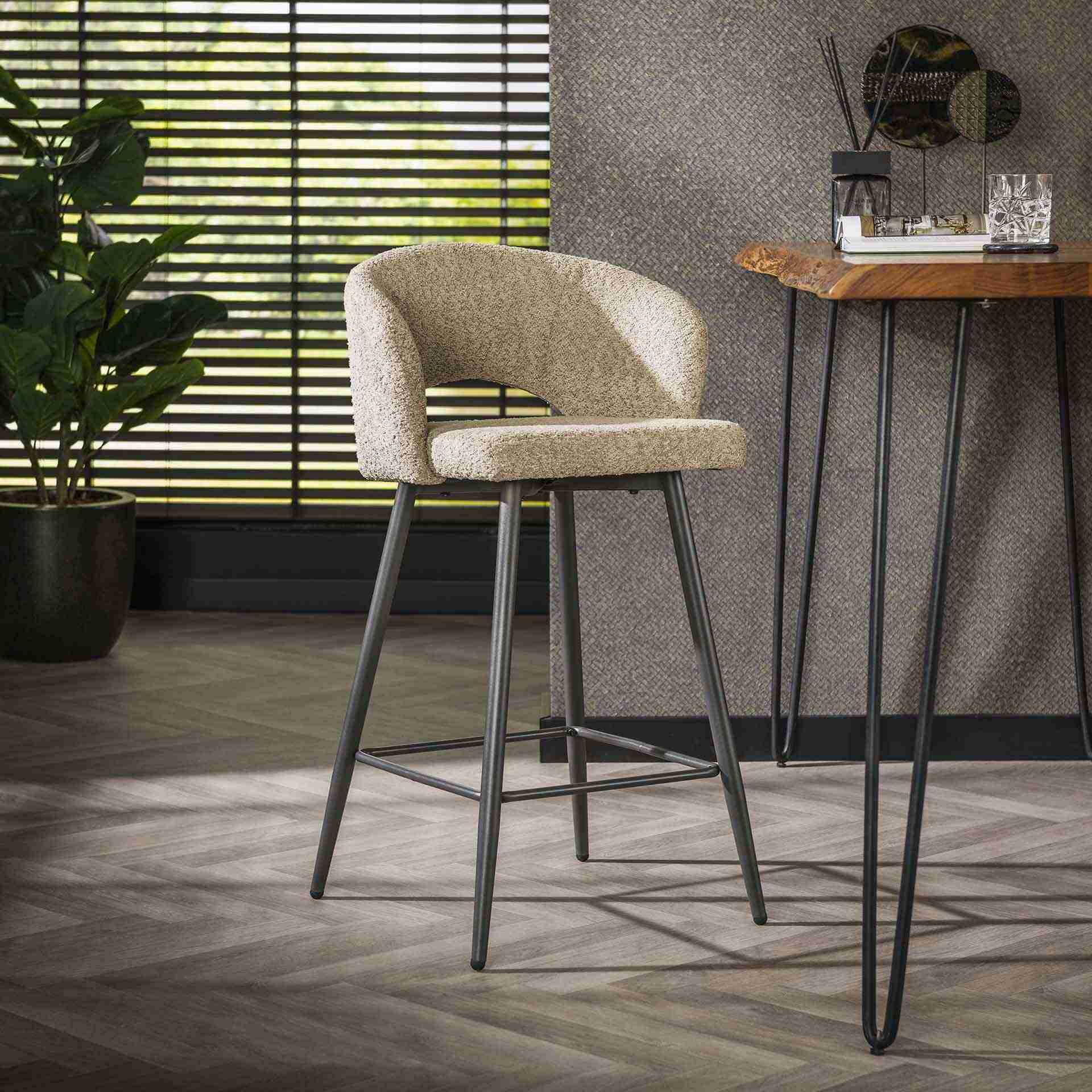 LifestyleFurn Barstoel Arnie Bouclé - Zand (zithoogte 69cm)