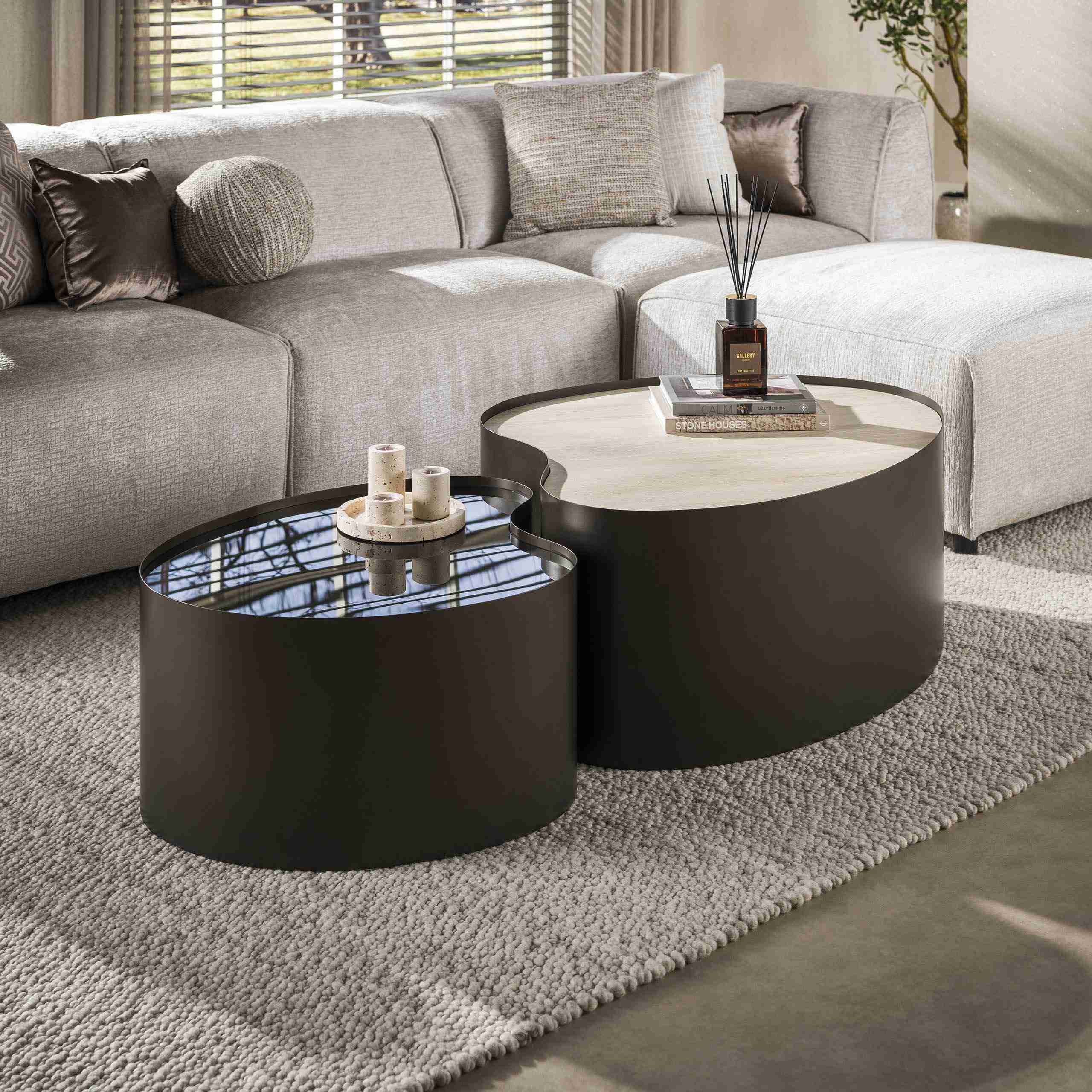 LifestyleFurn Organische Salontafel Kaity Keramiek in Travertinlook en bruin glas, Set van 2 stuks